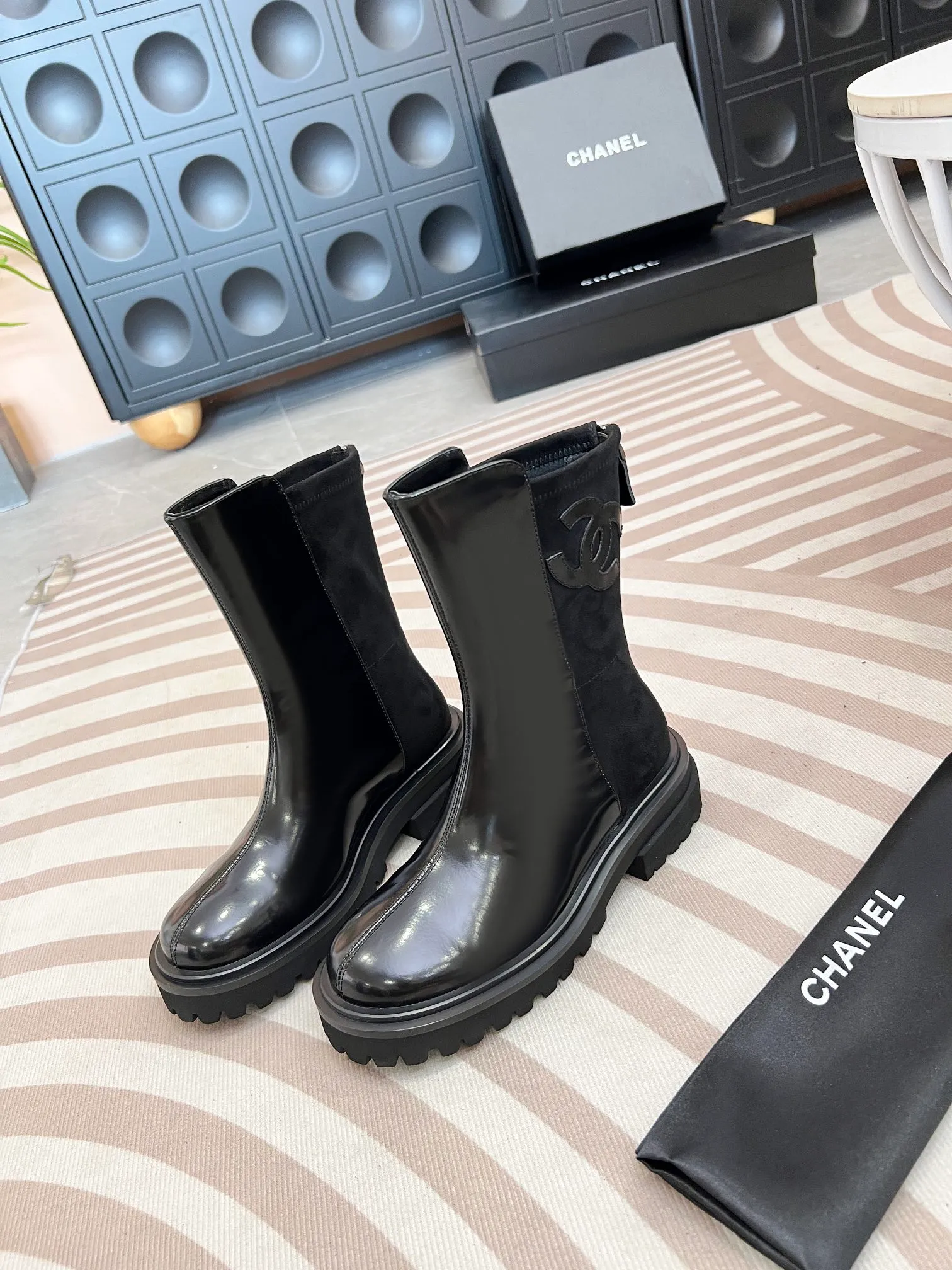 👟👟Ex-factory price 600👟👟 CHANEL* Chanel* new autumn and winter style. These letter knight boots are really a representative of handsome fashion. The double C electro-embroidered logo on the boot tube is low-key yet luxurious! Simple, fashionable, individual and grand! The natural and smooth beauty has a beauty that amazes the time. You should also show off your long legs in winter ~ Upper: calfskin/open edge beads Inner: sheepskin lining Size: 35-41